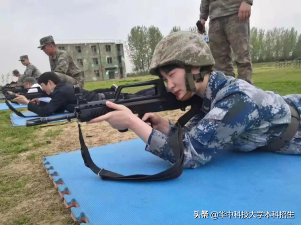 父女都是軍人!她從湖北985畢業後,服役於空降兵某部,獲多項榮譽! 父女都是軍人!她從湖北985畢業後,服役於空降兵某部,獲多項榮譽!