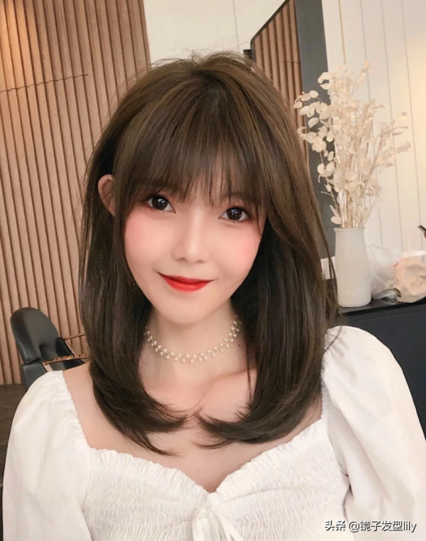 年底什麼髮型比較火？小卷大卷內扣髮型不能少，瘦臉時尚顏值高
