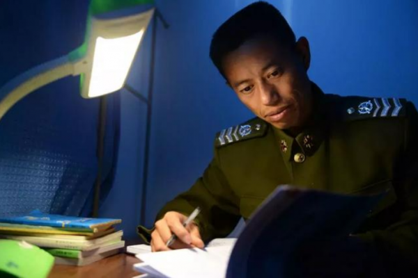 最牛的兵!初中文化卻被稱為“全能兵王”,服役34年兩次被召回 最牛的兵!初中文化卻被稱為“全能兵王”,服役34年兩次被召回