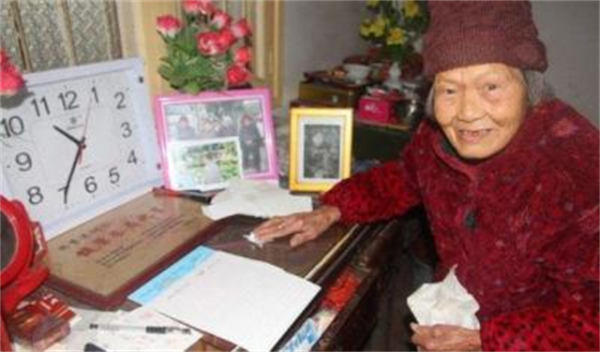 分別73年後，女兵終於見到丈夫照片，一眼認出哭得像個小孩