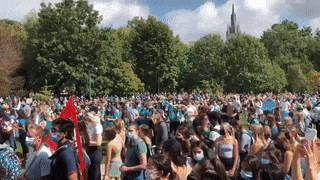 加拿大名校爆發大規模抗議 場面震撼 女生怒爆:被男同學壓床上性侵 加拿大名校爆發大規模抗議 場面震撼 女生怒爆:被男同學壓床上性侵