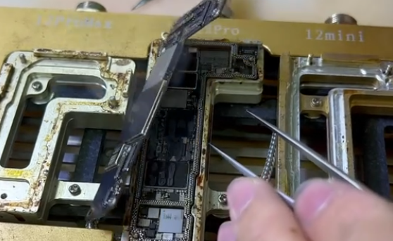 iPhone 12 無服務且耗電大