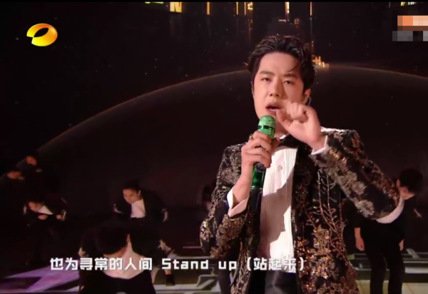 “南北”雙臺跨年：唐嫣美豔、王鷗搶鏡，楊冪眼妝像“發光眼屎”