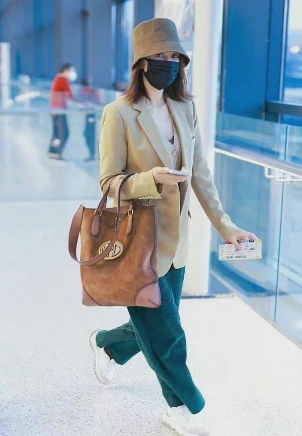 高圓圓不露全臉走機場,顏值狂飆!穿西裝戴帽子變時髦精,年輕了 高圓圓不露全臉走機場,顏值狂飆!穿西裝戴帽子變時髦精,年輕了