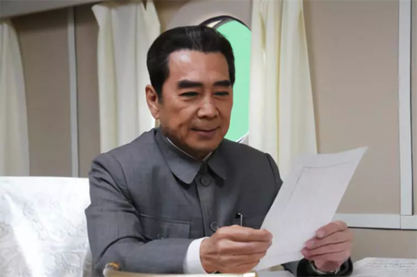 1955授銜，開國元帥們除向主席敬禮外，為何也向總理敬了禮？