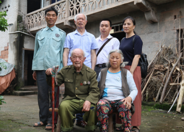 他是一等功臣，殲敵400人，機槍擊落一架敵機，晚年卻欠債2400元