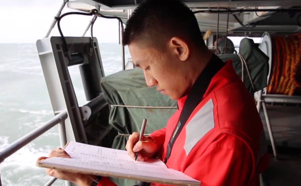 排程殲-15的女兵、扛驅鳥槍的清華學霸……他們是遼寧艦上平凡且重要的人