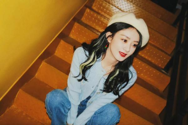 +7在塗口紅的時候趙麗穎一動不動的看著