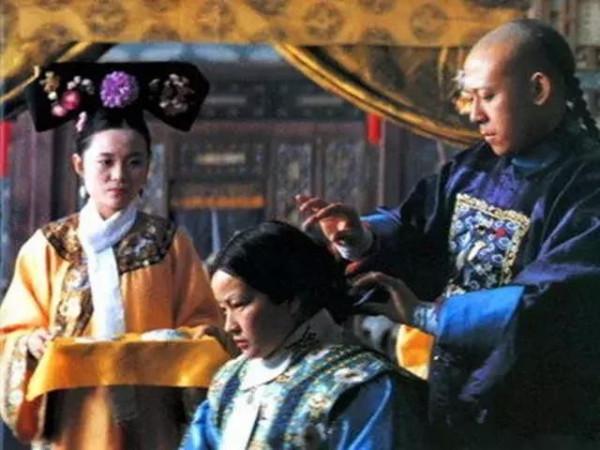 他是於藍之子，也是大導演，曾經深愛兩個女人，如今婚姻成謎