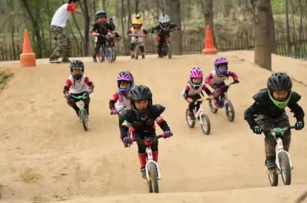 建業足球小鎮的15億，是如何被全部沖毀的？