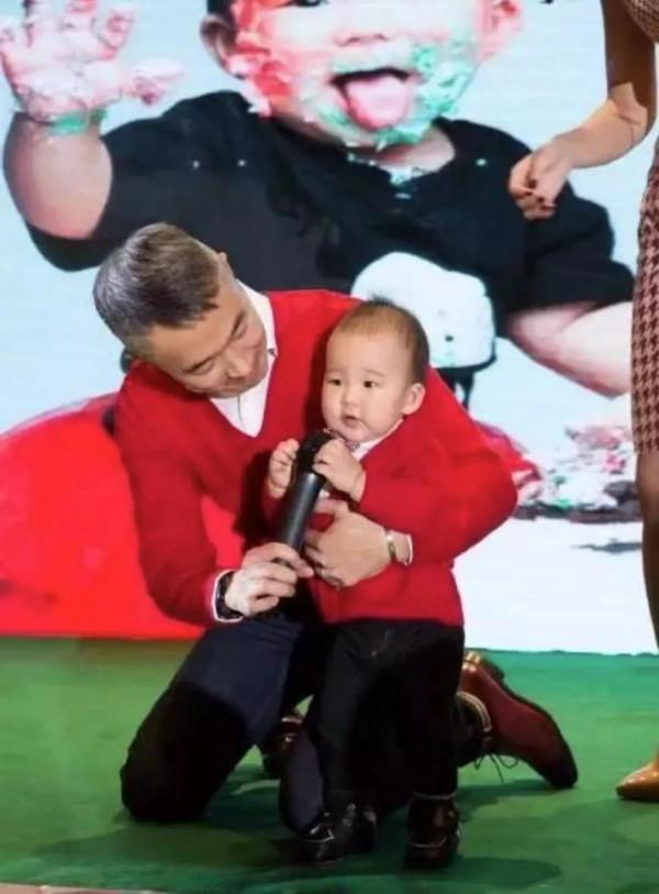 來看看上海主持人和子女的合拍照片吧？比較下像不像