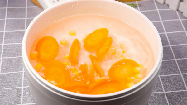 小米粥別隻放水，多加一樣食材，小米粥軟糯香甜，比買的好吃百倍