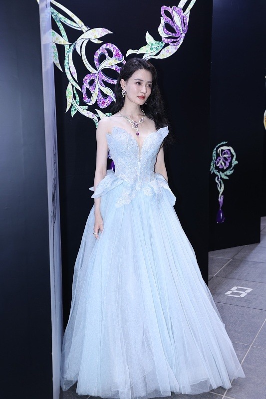 徐璐真的好美啊,穿婚紗氣質好溫柔,無修圖也很迷人 徐璐真的好美啊,穿婚紗氣質好溫柔,無修圖也很迷人