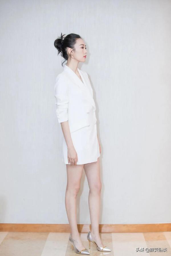 童瑤很喜歡展示鎖骨，氣質身材俱佳，就像年輕的章子怡