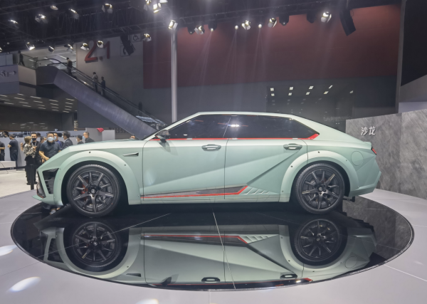 汽車界的BUG，新能源汽車！最新i4與沙龍機甲龍如何選擇