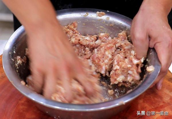 紅燒獅子頭的正確做法，調肉餡是關鍵，軟爛入味，一盤都不夠吃