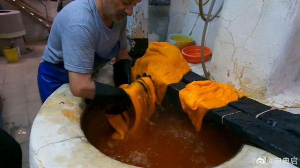 拜訪波斯地毯富商，很難想象普通地毯工的薪水，5年伊朗幣貶值8倍