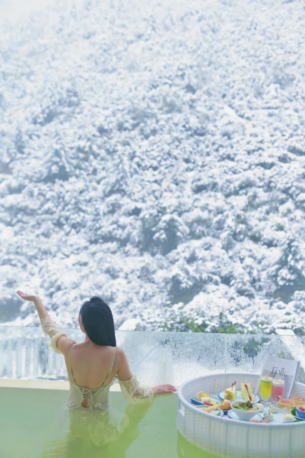 臥看雪山、室內泡湯，丁真家鄉這家民宿堪稱2021年收官王炸之作