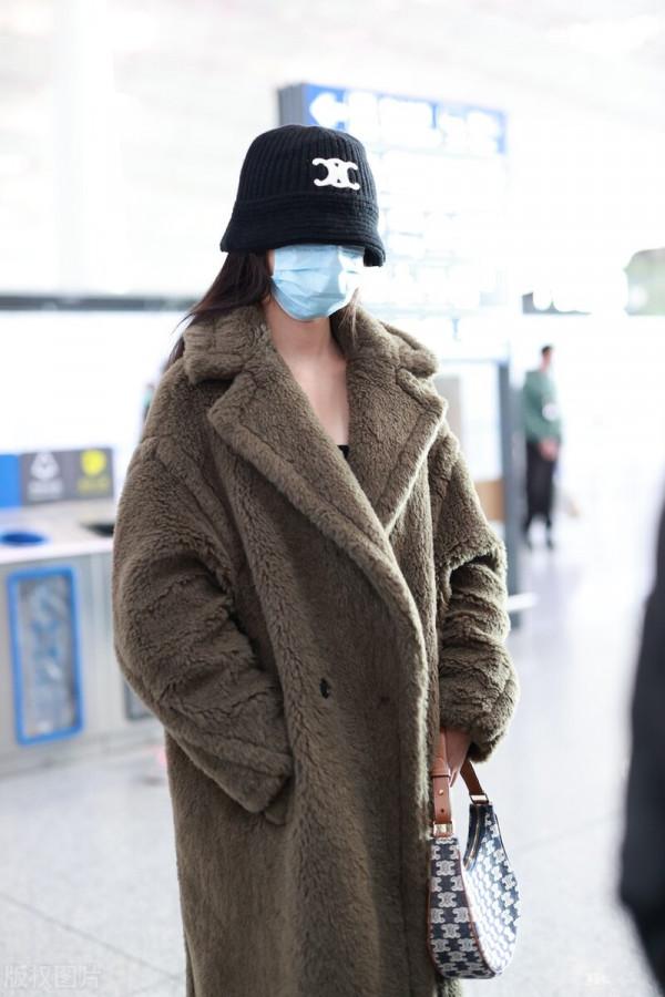 林允這麼怕冷？穿青綠色絨大衣搭配長筒靴時尚又保暖