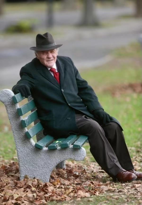 38歲安妮海瑟薇狀態太好，短髮配墨鏡氣質幹練，戴的皮手套太酷了