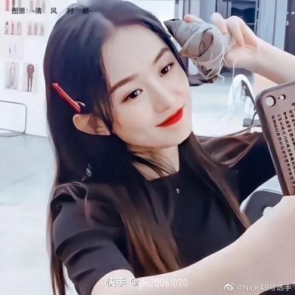 趙麗穎穿上簡簡單單的黑色，給人一種鄰家女孩的感覺，真帶親