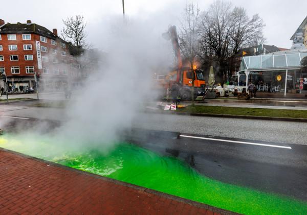 德國基爾供暖管道破裂 水域變成綠色