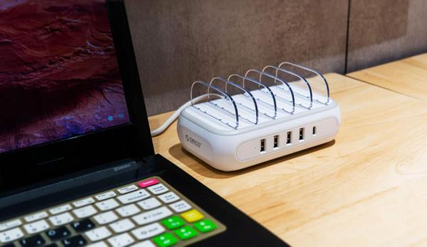 告別雜亂的桌面，奧睿科桌面式充電器體驗：多裝置同時充電收納，