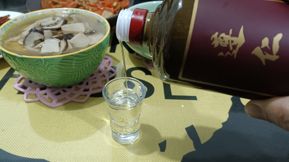 酒廠退休的老師傅，從不喝茅臺，平時只喝3種酒，不愧是行家