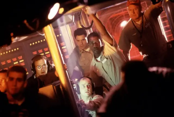 看好萊塢如何“反美”，當然還得選擇重溫《紅潮風暴》