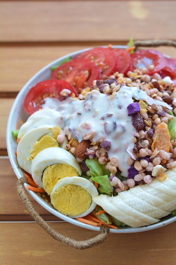 午餐吃1盤雞蛋香蕉麥片沙拉,高纖維清腸效果佳,口感也不差 午餐吃1盤雞蛋香蕉麥片沙拉,高纖維清腸效果佳,口感也不差