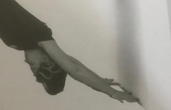 下犬式的13種輔助方法，每個方法都能幫你解決一個不同的問題