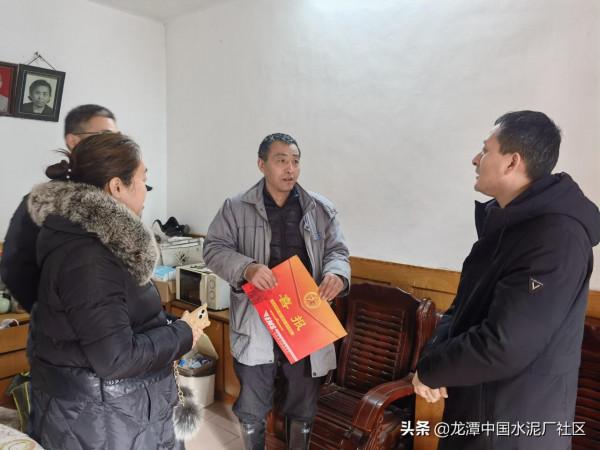 中國水泥廠社群為“四有”優秀士兵家屬送喜報