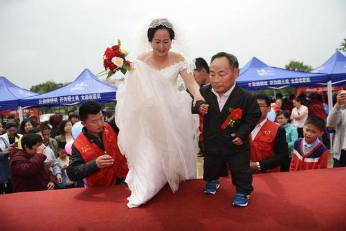 相差70釐米的愛情,身高1米的林彥華娶1.7米媳婦,兩人幸福美滿 相差70釐米的愛情,身高1米的林彥華娶1.7米媳婦,兩人幸福美滿