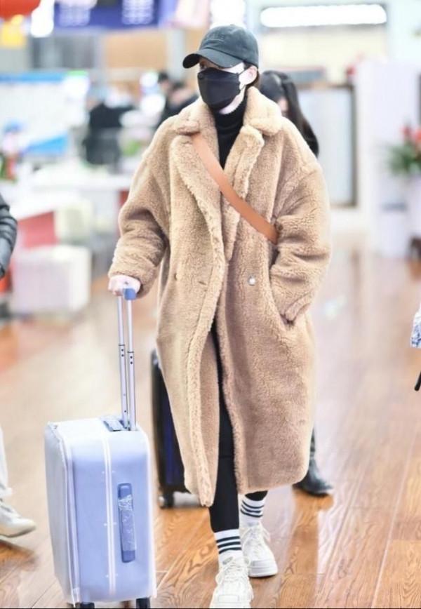 王麗坤衣品不錯，穿鯊魚褲裹中襪趕時髦，配羊羔毛大衣還挺貴氣