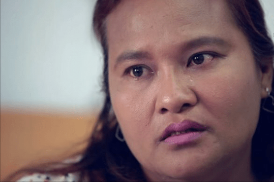 因面板黝黑被父母丟棄，4歲被泰國王室收養，後被親王囚禁於床笫