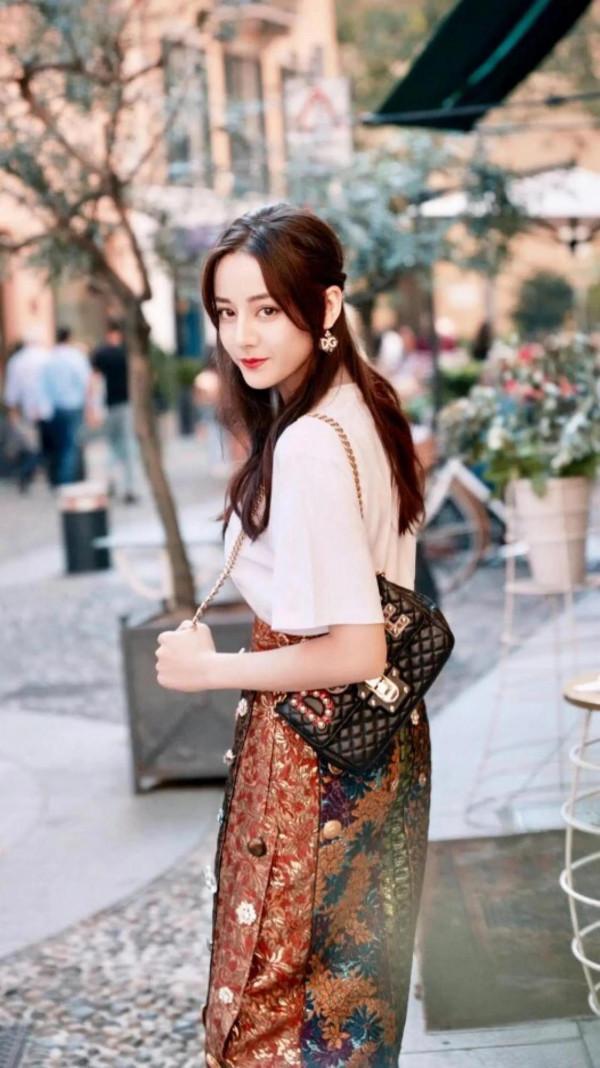 迪麗熱巴的穿著