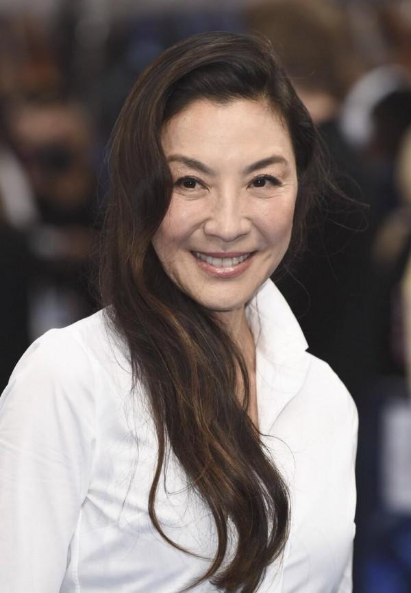 楊紫瓊奔六了仍然英氣十足，白色襯衫單調，配鏤空裙穿出優雅感