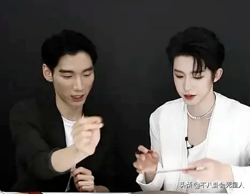 男愛豆畫風越來越偏！高跟開叉裙屢次出鏡，濃妝塗粉成常態