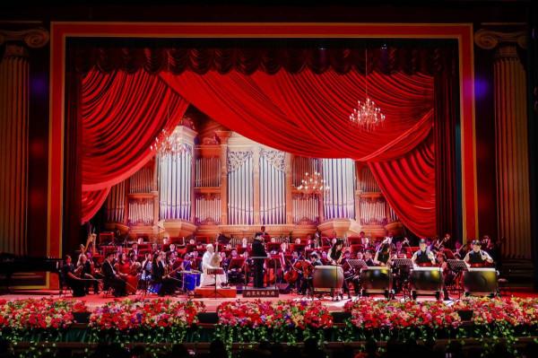 方錦龍“音樂脫口秀”嗨翻全場,北京新年音樂會如約歸來 方錦龍“音樂脫口秀”嗨翻全場,北京新年音樂會如約歸來