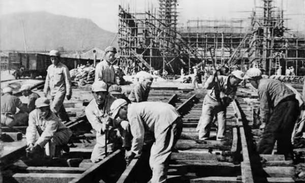 “人螺絲”史阜民：用身體做鋼軌螺釘，保證18列軍車全部安全透過