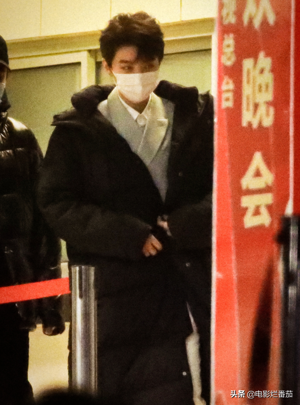 春晚四次聯排：趙麗穎一笑迷人，張小斐美目顧盼，朱一龍走路生風