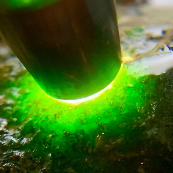 莫灣基料子完整規矩,油性十足,壓燈種老吸光冰感十足 莫灣基料子完整規矩,油性十足,壓燈種老吸光冰感十足