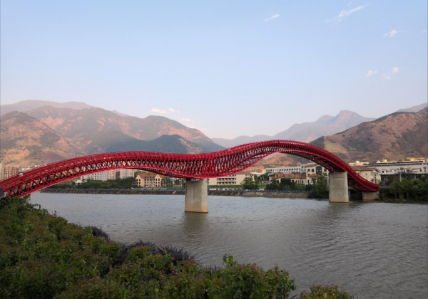 2019年，27歲母親攜三子墜河溺亡，兩份遺書述說悲劇真相