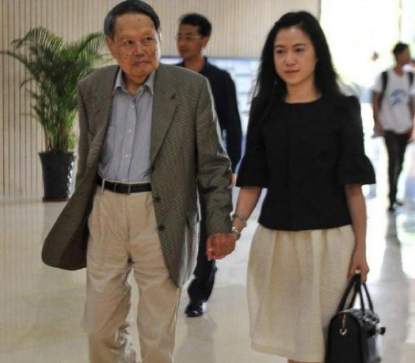 楊振寧百歲華誕真隆重!被人攙扶卻精神抖擻,嬌妻穿紅裙美成主角 楊振寧百歲華誕真隆重!被人攙扶卻精神抖擻,嬌妻穿紅裙美成主角