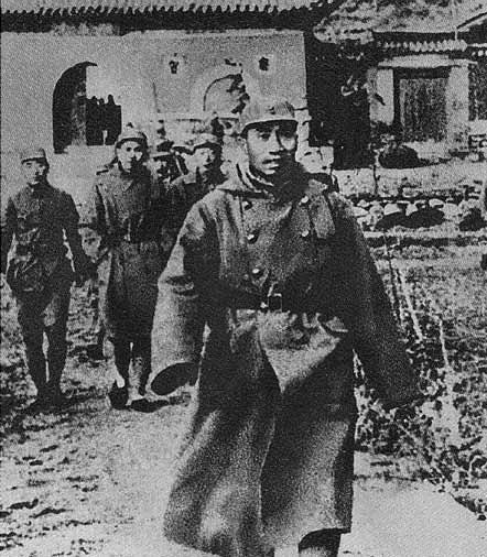 彭紹輝左臂被打斷成獨臂,全國解放後彭德懷撫著斷臂,向他道歉 彭紹輝左臂被打斷成獨臂,全國解放後彭德懷撫著斷臂,向他道歉