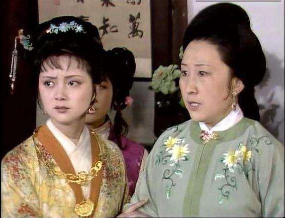 王夫人厭惡乾女兒薛寶琴，因為賈母利用寶琴做的四件事羞辱了薛家