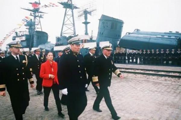 美國海軍首次訪華，讓我們大失所望，我國儀仗隊直接撤離