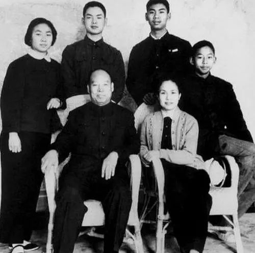 彭真的妻兒子女現狀如何？4個子女竟都不姓“彭”