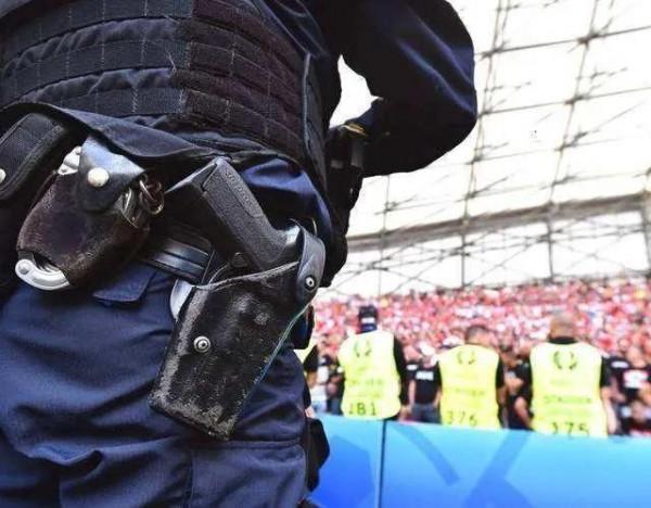 一把手槍為何不同人放的位置不同？保鏢放懷裡，警察卻跨腰間