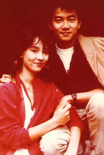 何超瓊跟陳百強沒在一起，其實跟何鴻燊沒關，他們之間並沒有愛情